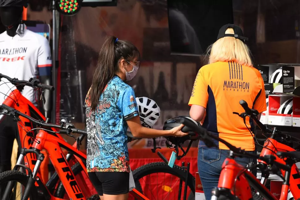 SEGURIDAD. En los stands de cascos de la Expo Bici, la gente los comparaba. Su calidad es clave.    