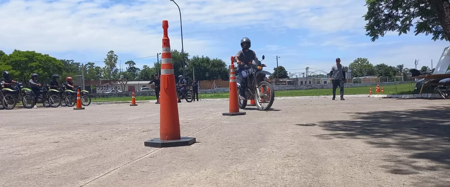EJERCICIO DE MANEJO. Policías realizaron prácticas para conducir motos. 