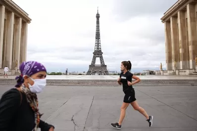 Francia detecta un caso de Ómicron en región parisina