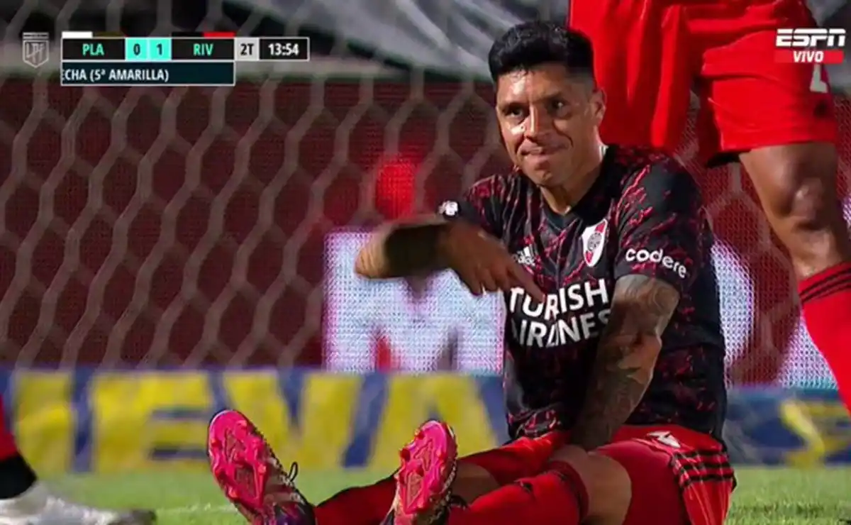 GESTOS AL BANCO. Enzo Pérez se dio cuenta al instante de que había sufrido una lesión preocupante. Captura de video