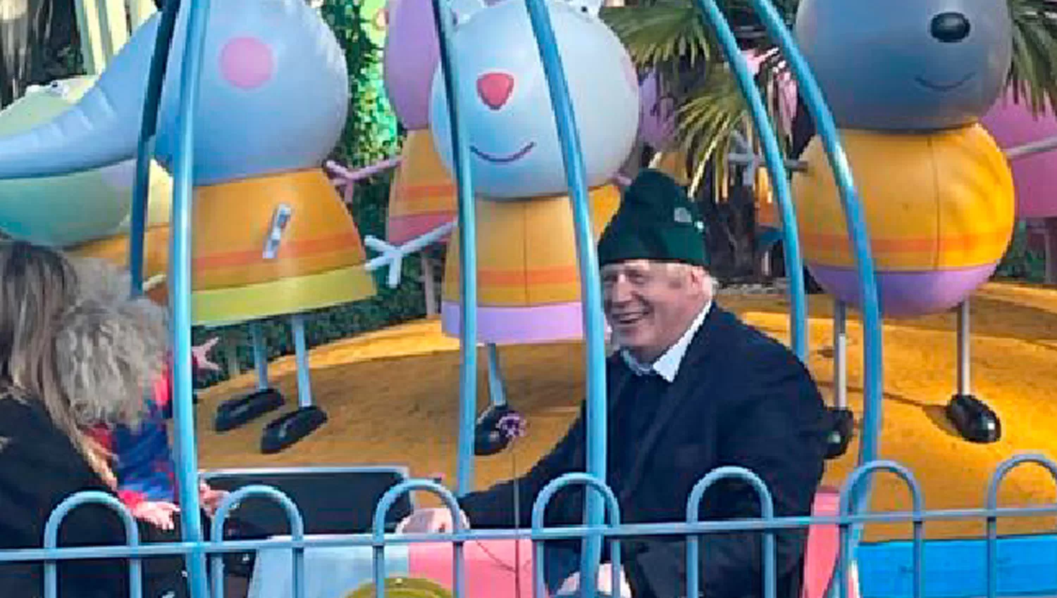 EN FAMILIA. Boris Johnson visitó junto a su esposa y su hija el parque temático de Peppa Pig.