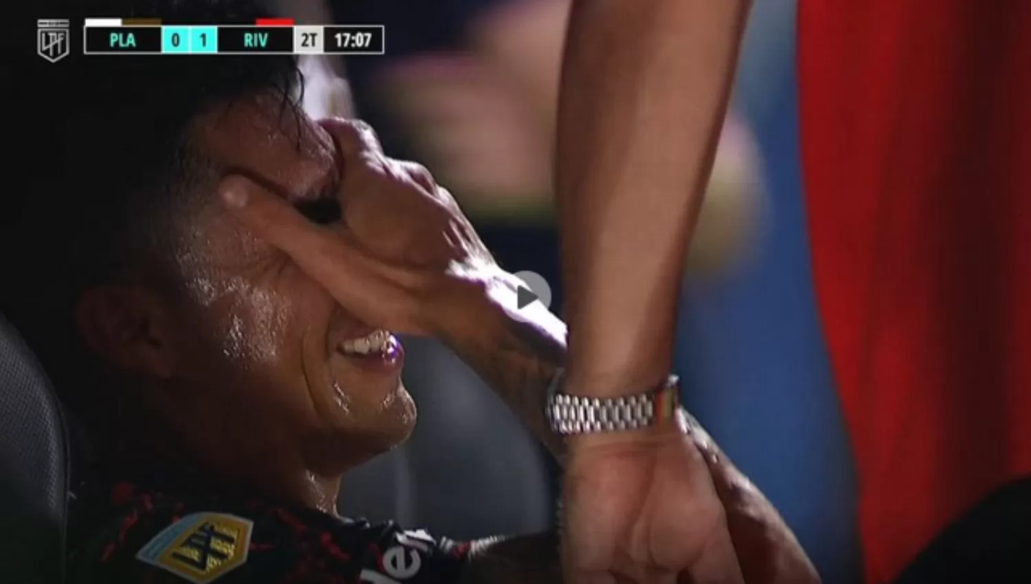 ¡QUÉ DOLOR! Enzo Pérez salió de la cancha con lágrimas de dolor en sus ojos.