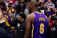 Video: el terrible codazo de LeBron James que dejó sangrando a Isaiah Stewart