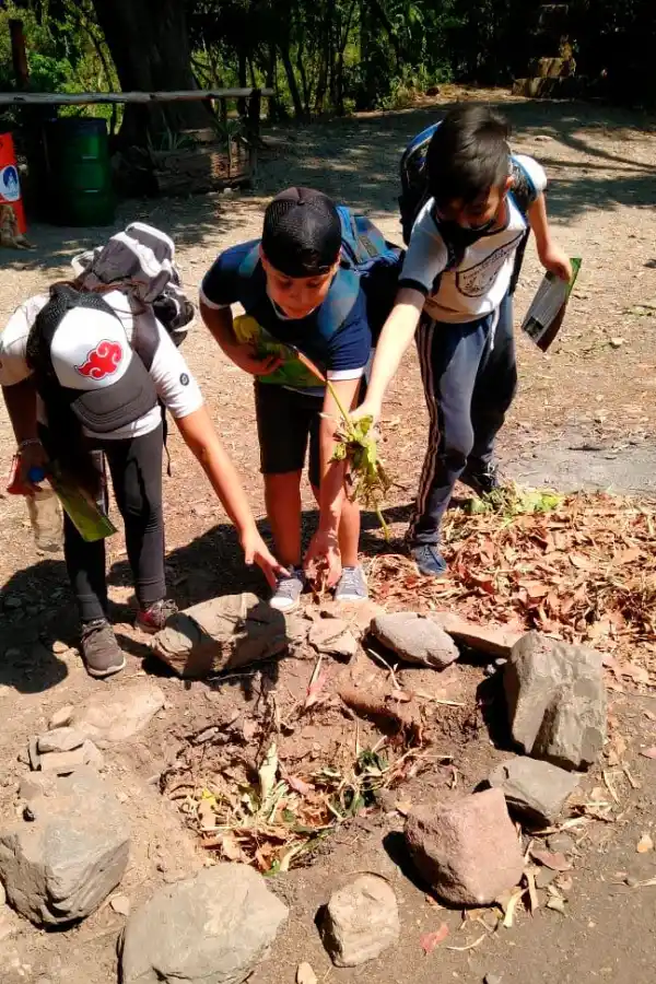 Acción por el medioambiente: se concientizó a los visitantes en la entrada a los senderos