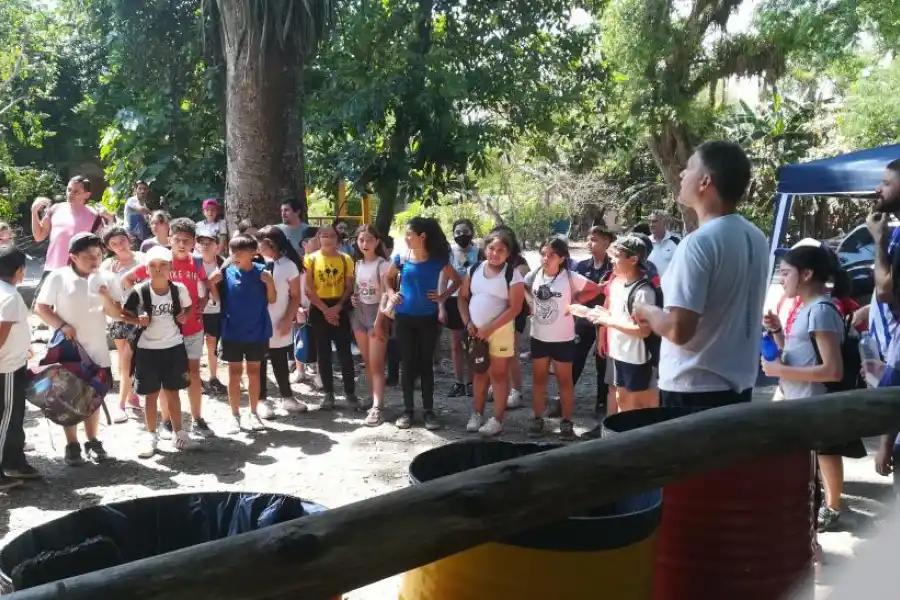 Acción por el medioambiente: se concientizó a los visitantes en la entrada a los senderos