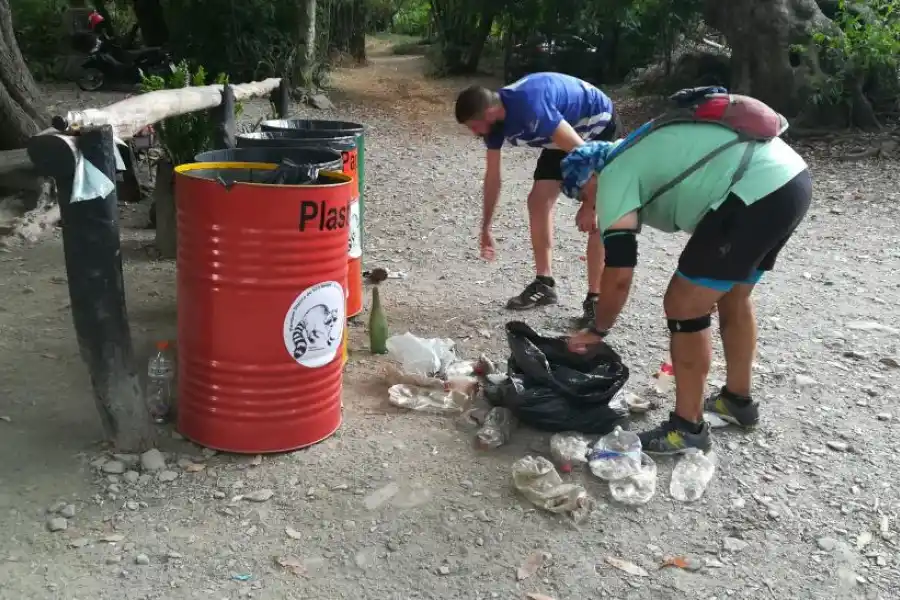 Acción por el medioambiente: se concientizó a los visitantes en la entrada a los senderos