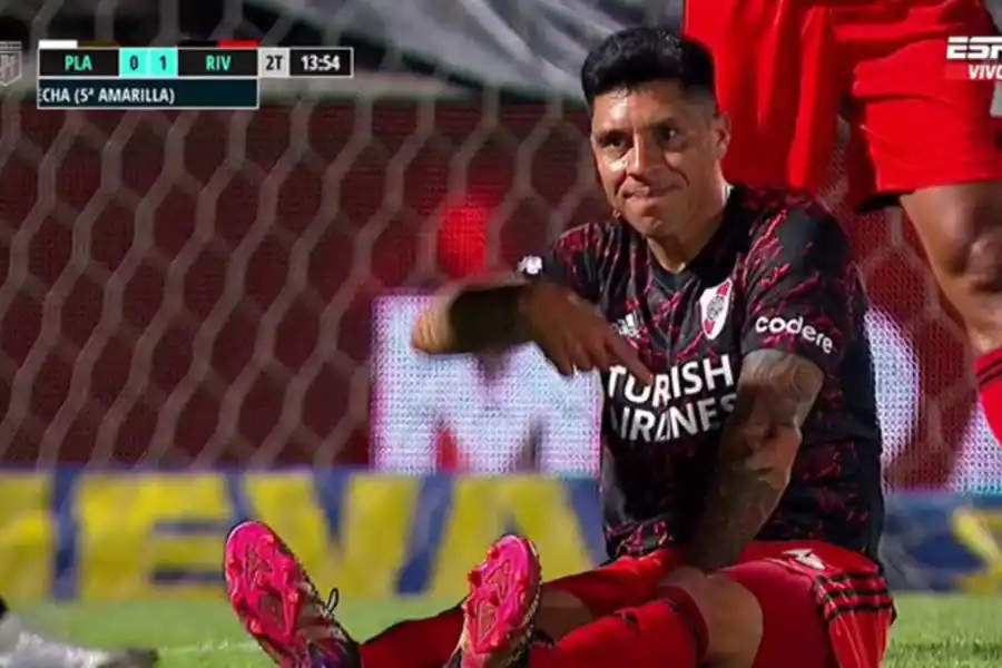 GESTOS AL BANCO. Enzo Pérez se dio cuenta al instante de que había sufrido una lesión preocupante. Captura de video