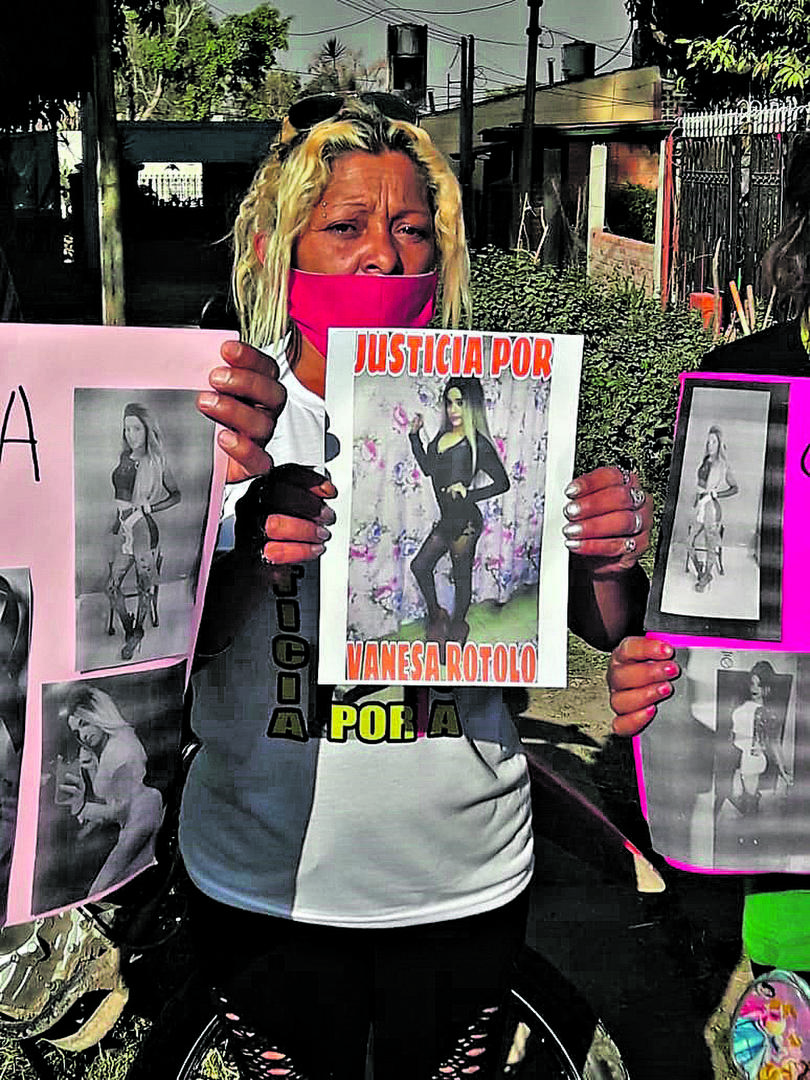 ESPERAN EL JUICIO. La madre de Vanesa Rotolo muestra su foto.