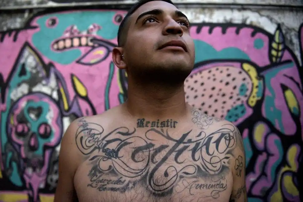 LA PALABRA QUE DEFINE SU VIDA. Nicolás Farías se tatuó el vocablo que le ayuda a seguir adelante cada día.  