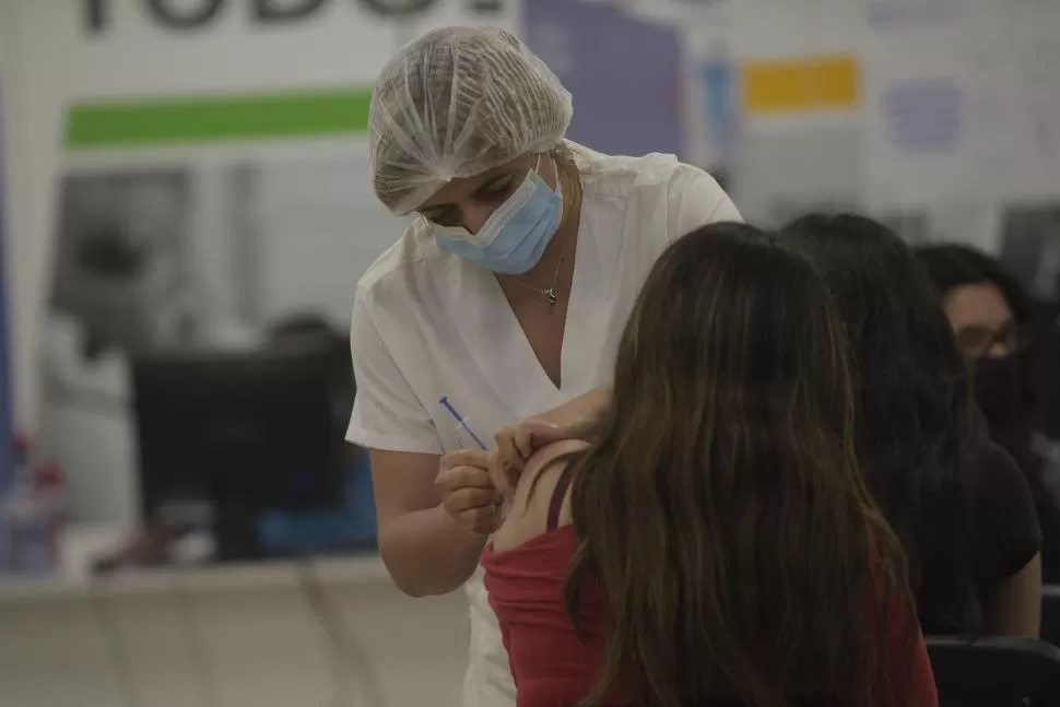 VACUNACIÓN. Una mujer recibe una dosis de la vacuna contra la COVID-19 en el vacunatorio provincial 107. LA GACETA / FOTO DE FRANCO VERA