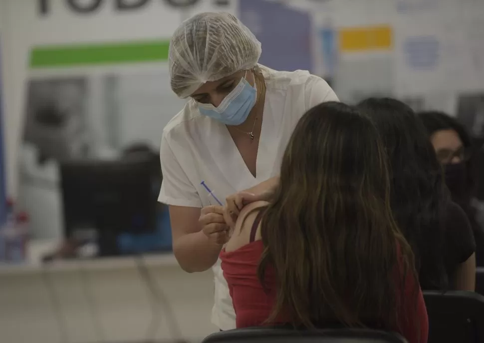 VACUNACIÓN. Una mujer recibe una dosis de la vacuna contra la COVID-19 en el vacunatorio provincial 107. LA GACETA / FOTO DE FRANCO VERA