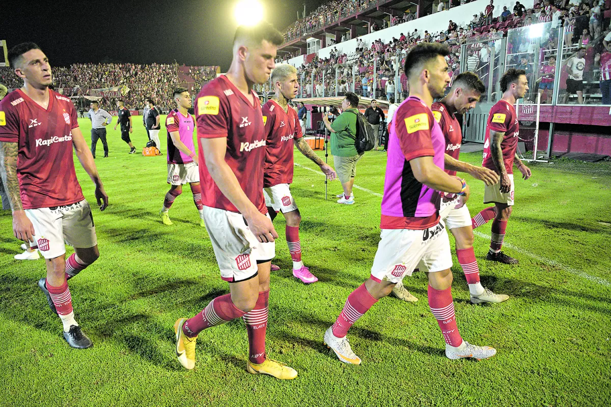 A LEVANTAR CABEZA. Los jugadores se mostraron golpeados por la caída en el primer “chico” contra Ferro. Sin embargo, se juramentaron dar pelea hasta el final.