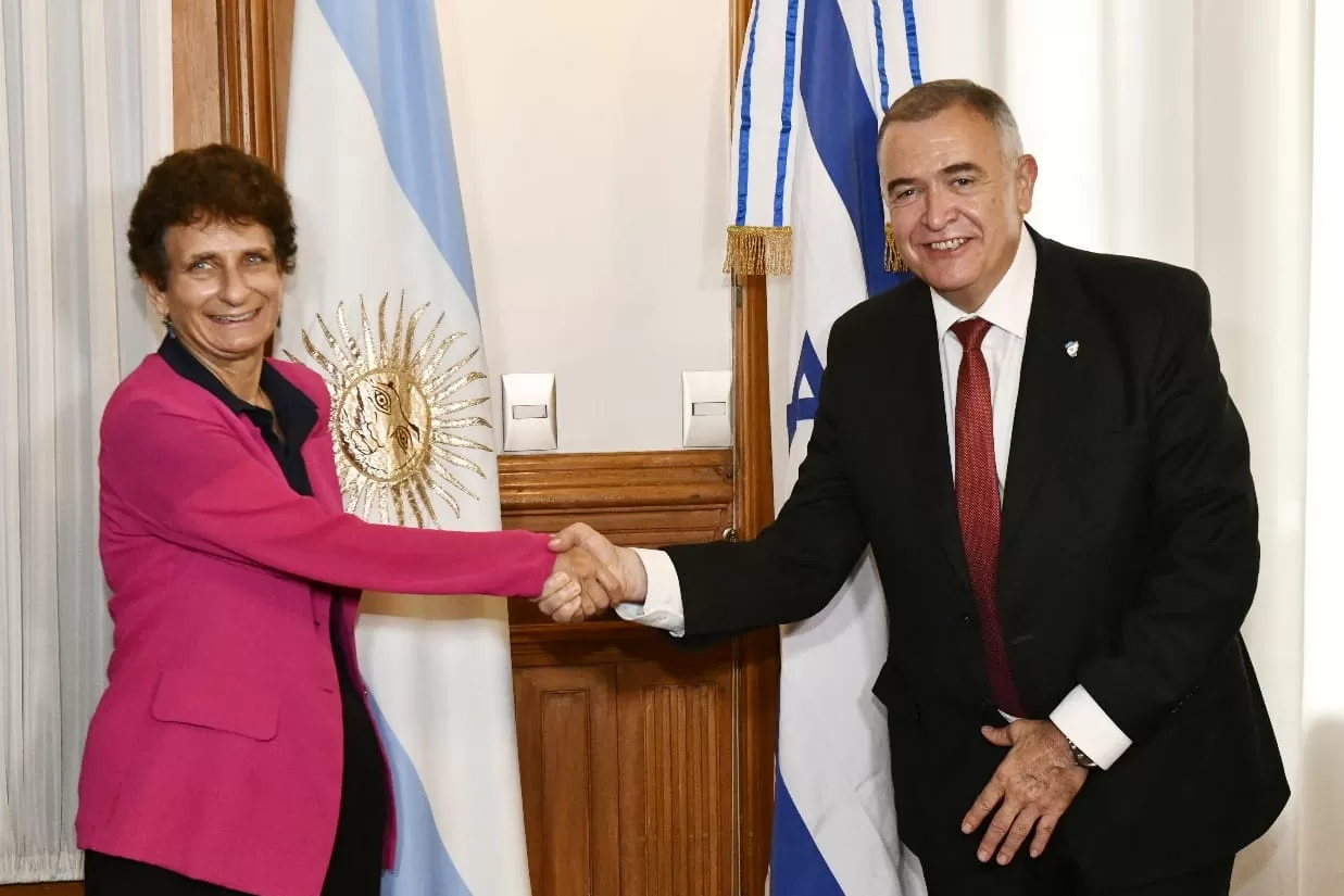 EN LA CASA DE GOBIERNO. Jaldo estrecha la mano de la embajadora de Israel, Galit Ronen. Foto: Prensa Gobernación