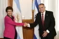 La embajadora de Israel se reunió con Jaldo y le entregó un moderno dispositivo