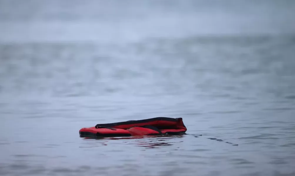 Se deja un chaleco salvavidas después de que un grupo de migrantes se subió a un bote inflable, para dejar la costa del norte de Francia y cruzar el Canal de la Mancha, cerca de Wimereux, Francia, el 24 de noviembre de 2021.