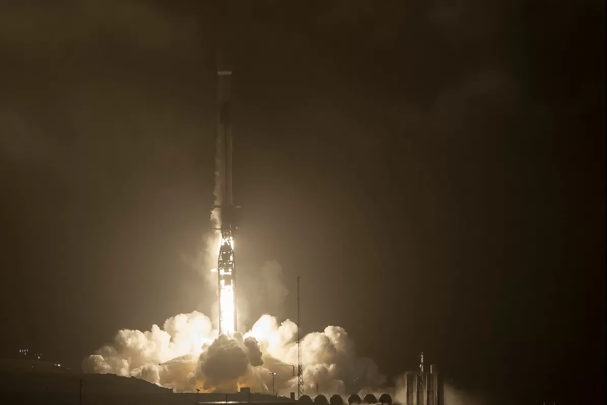 DESPEGUE. El lanzamiento del SpaceX Falcon 9, que transporta la nave espacial DART. Foto de Twitter @Nasa