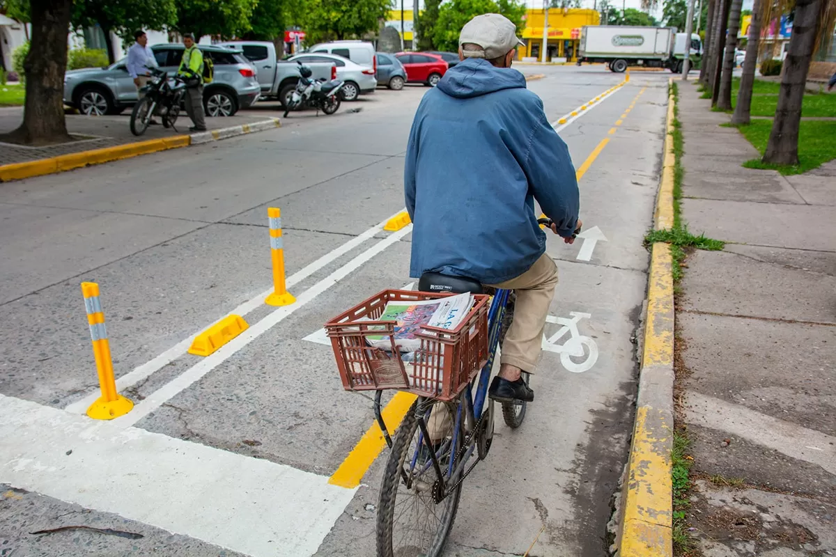 DE ESTRENO. Un ciclista avanza por la ciclovía en Yerba Buena.