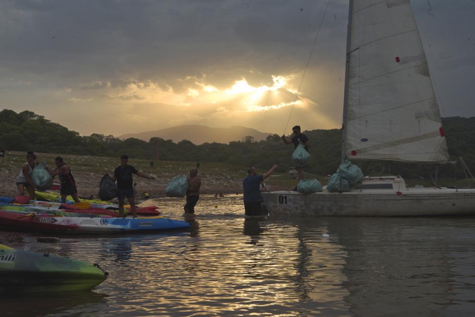 DE NOCHE. Las regatas en el dique El Cadillal sumaron una nueva atracción al hermoso espejo de agua. 