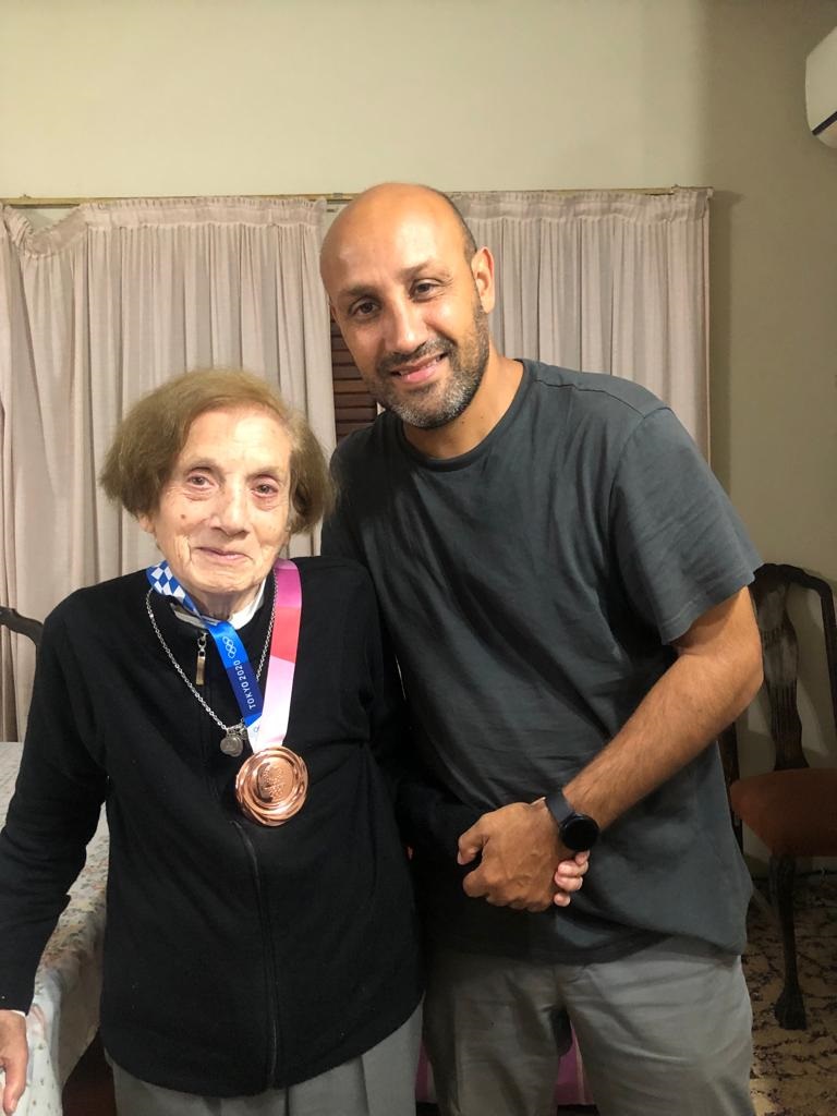 SUS JOYAS. “Pocha”, la abuela de Gravano, se colgó la medalla de su nieto.  