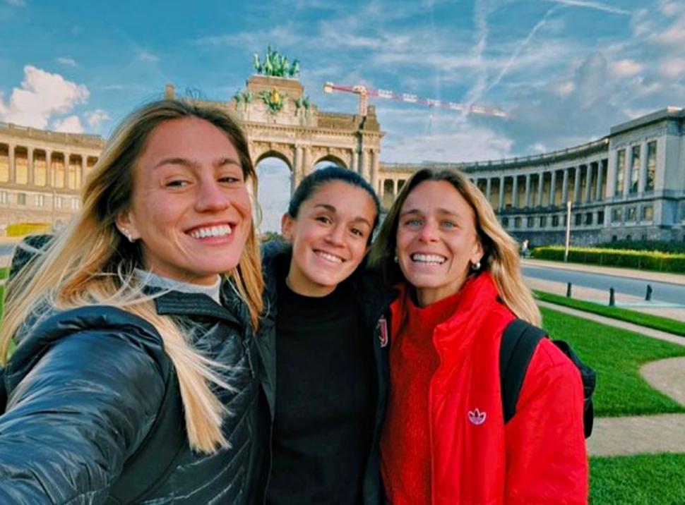 BÉLGICA. “Vicky” junto a Julieta Jankunas y Priscila Jardel, también jugadoras.