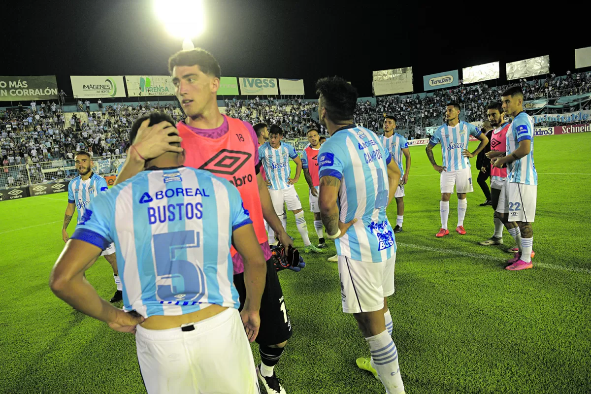DESAZÓN. Abel Bustos llora desconsolado mientras Tomás Marchiori lo contiene. El rostro de los jugadores pinta a la perfección el momento futbolistico que atraviesa el “Decano”, con cuatro derrotas al hilo.