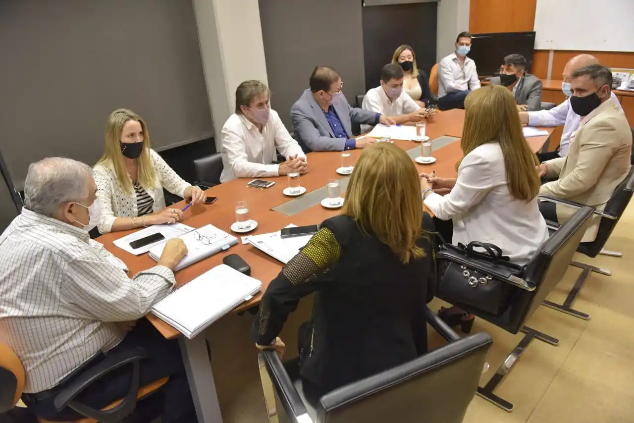 HACIENDA Y PRESUPUESTO. El oficialista Juan Antonio Ruiz Olivares (a la cabecera de la mesa) presidió la reunión. Foto: Prensa HLT