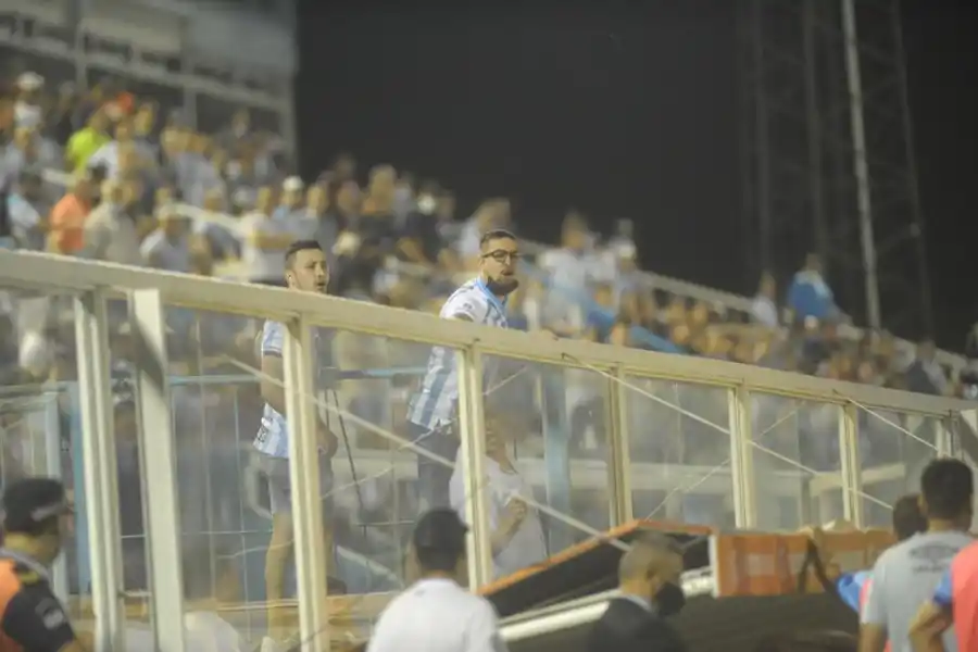 DESCONTENTO. Los hinchas reprobaron la actuación del equipo de Guiñazú.  