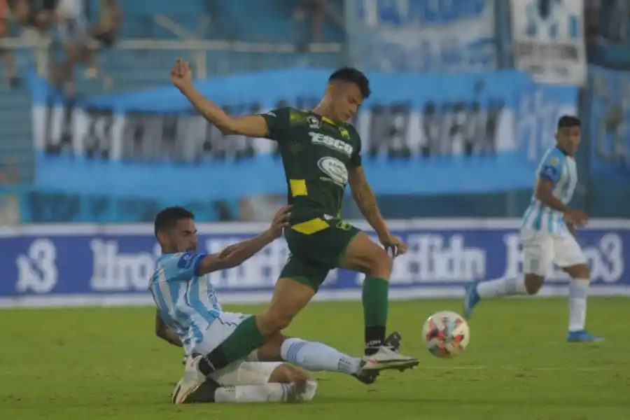 INTRATABLE. Cada vez que encaró, Walter Bou lastimó al “Decano”. En la imagen deja en el camino a Marcelo Ortiz.  