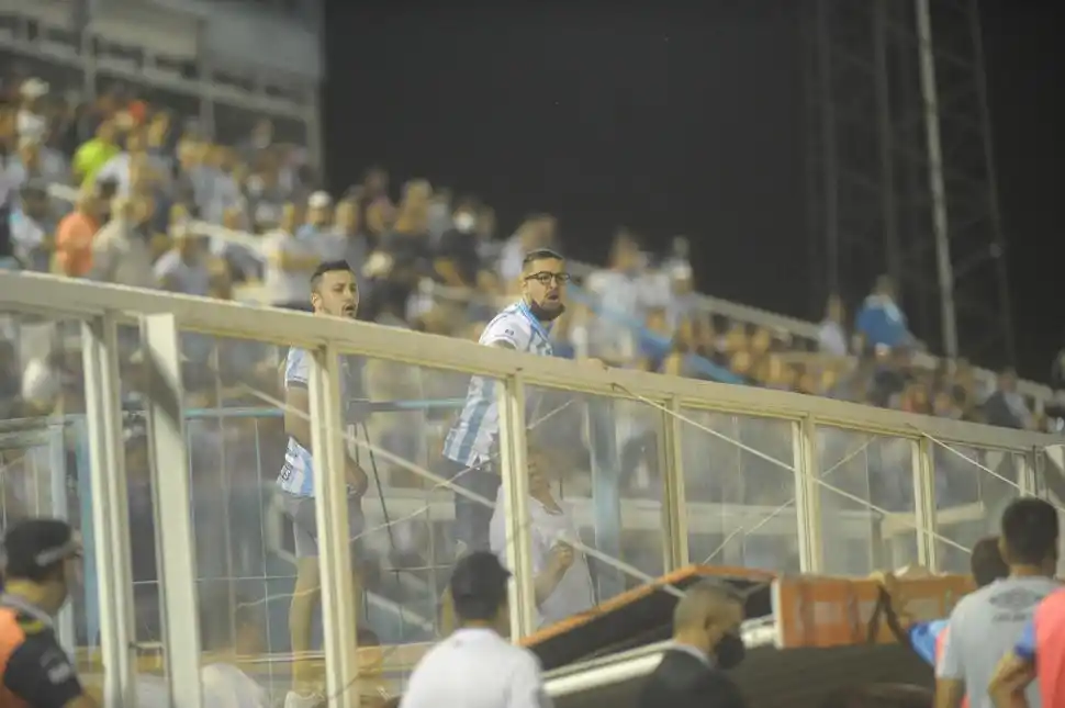 DESCONTENTO. Los hinchas reprobaron la actuación del equipo de Guiñazú.  