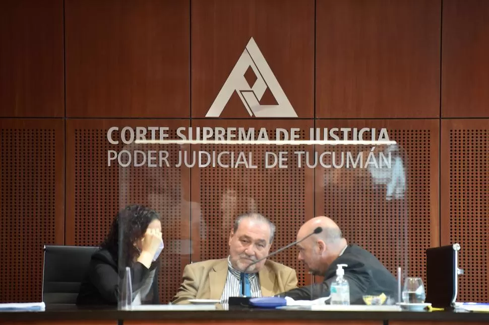 DELIBERACIÓN. Los miembros del tribunal dialogan durante un momento del debate realizado ayer. 