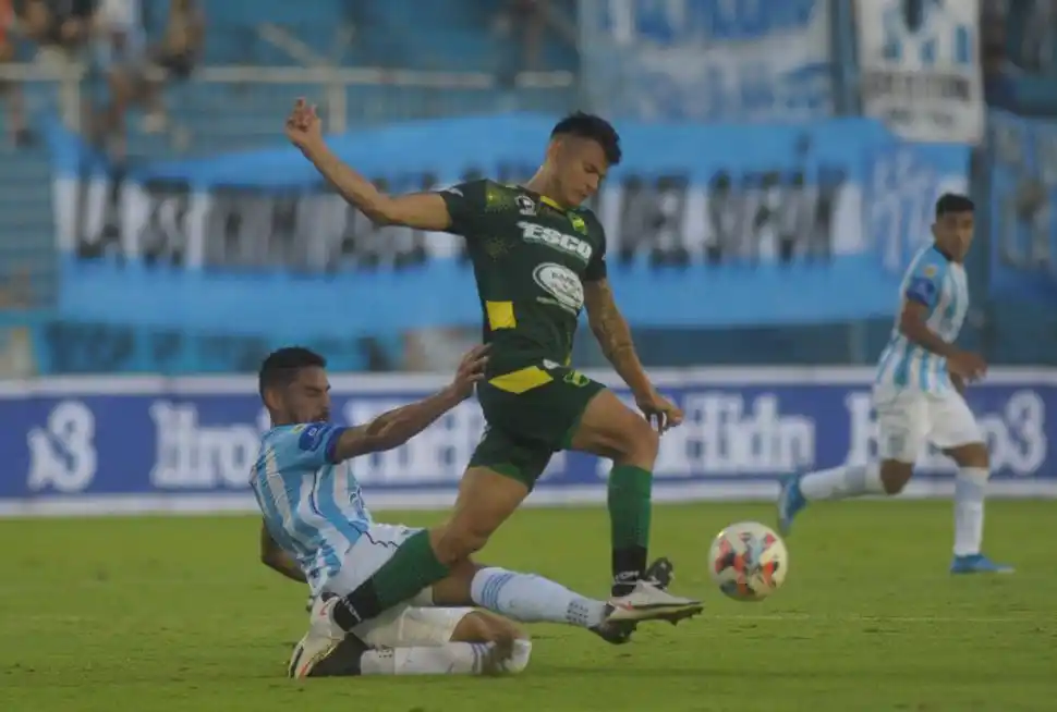 INTRATABLE. Cada vez que encaró, Walter Bou lastimó al “Decano”. En la imagen deja en el camino a Marcelo Ortiz.  