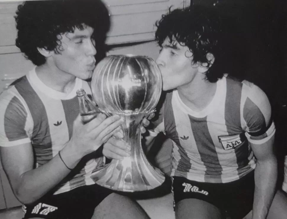 EL BESO ETERNO. Meza y Maradona, apenas consagrados campeones del mundo. 