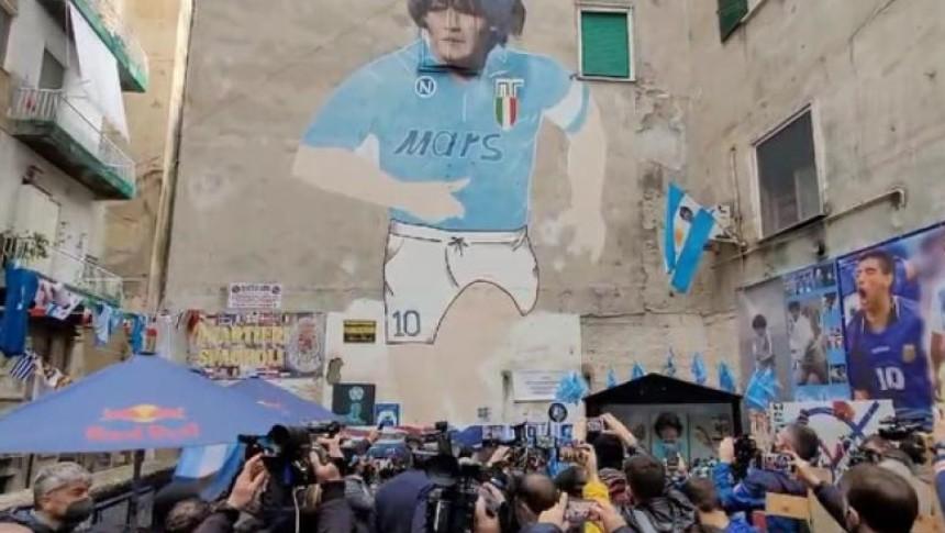 UNA MULTITUD. Cientos de napolitanos le rindieron hoy homenaje a Maradona.