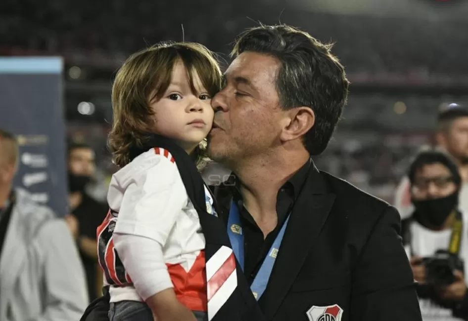 Gallardo festeja con su hijo Benjamín, en brazos, el título de campeón. FOTO CAPTURA DE VIDEO / GENTILEZA SPORTCENTER/ESPN 