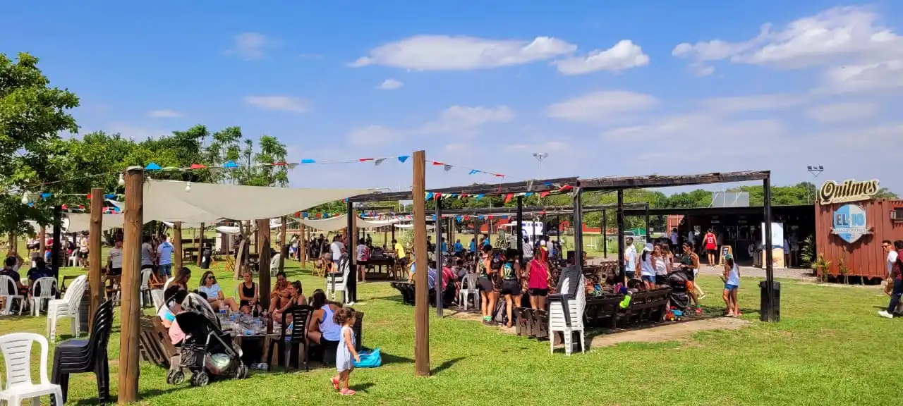 PARA COMPARTIR. Familiares y amigos de las y los jugadores se acercaron al predio. Foto: LA GACETA / Federico Espósito