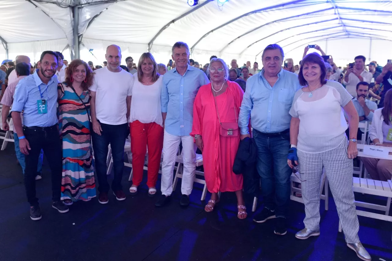 ANIVERSARIO. Elisa Carrió junto al expresidente Mauricio Macri y otros dirigentes de Juntos por el Cambio (JxC) en la celebración de los 20 años de la Coalición Cívica (CC-ARI). Foto tomada de Twitter: @elisacarrio