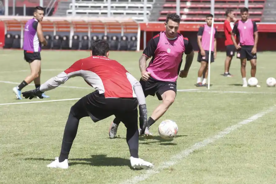 EN LA PRÁCTICA. San Martín ultima detalles para el partido contra Ferro. Foto de Twitter @CASMOficial