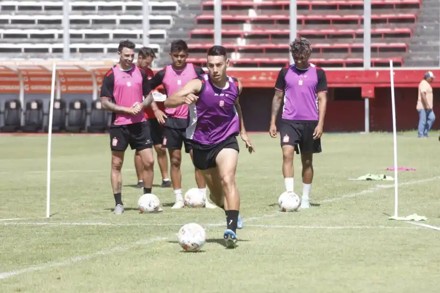 EN LA PRÁCTICA. San Martín ultima detalles para el partido contra Ferro. Foto de Twitter @CASMOficial