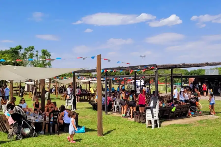 PARA COMPARTIR. Familiares y amigos de las y los jugadores se acercaron al predio. Foto: LA GACETA / Federico Espósito