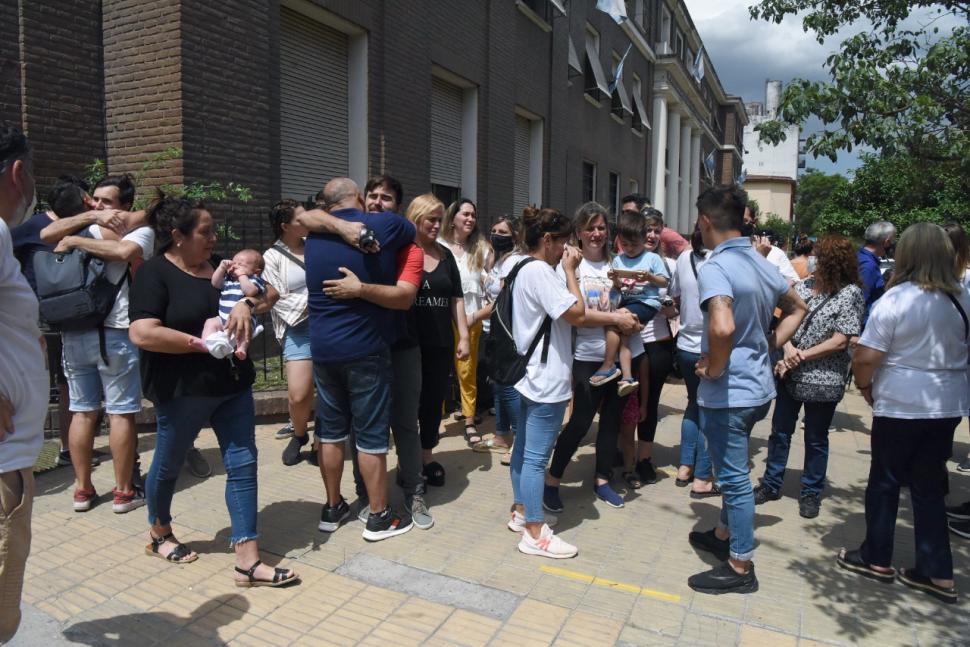 FELICIDAD. Los familiares y allegados de los hijos de Ana Dominé los esperaron en la puerta de tribunales.