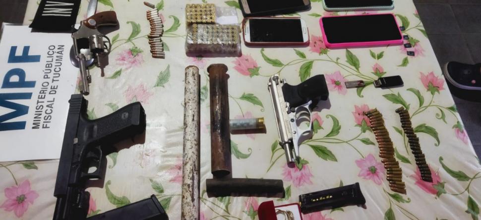 SECUESTRO. Las armas y municiones encontradas en una casa.