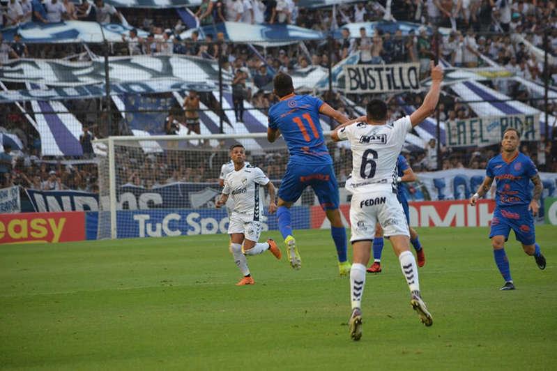Foto Twitter Deportivo Morón. Quilmes se quedó con la serie en los penales.