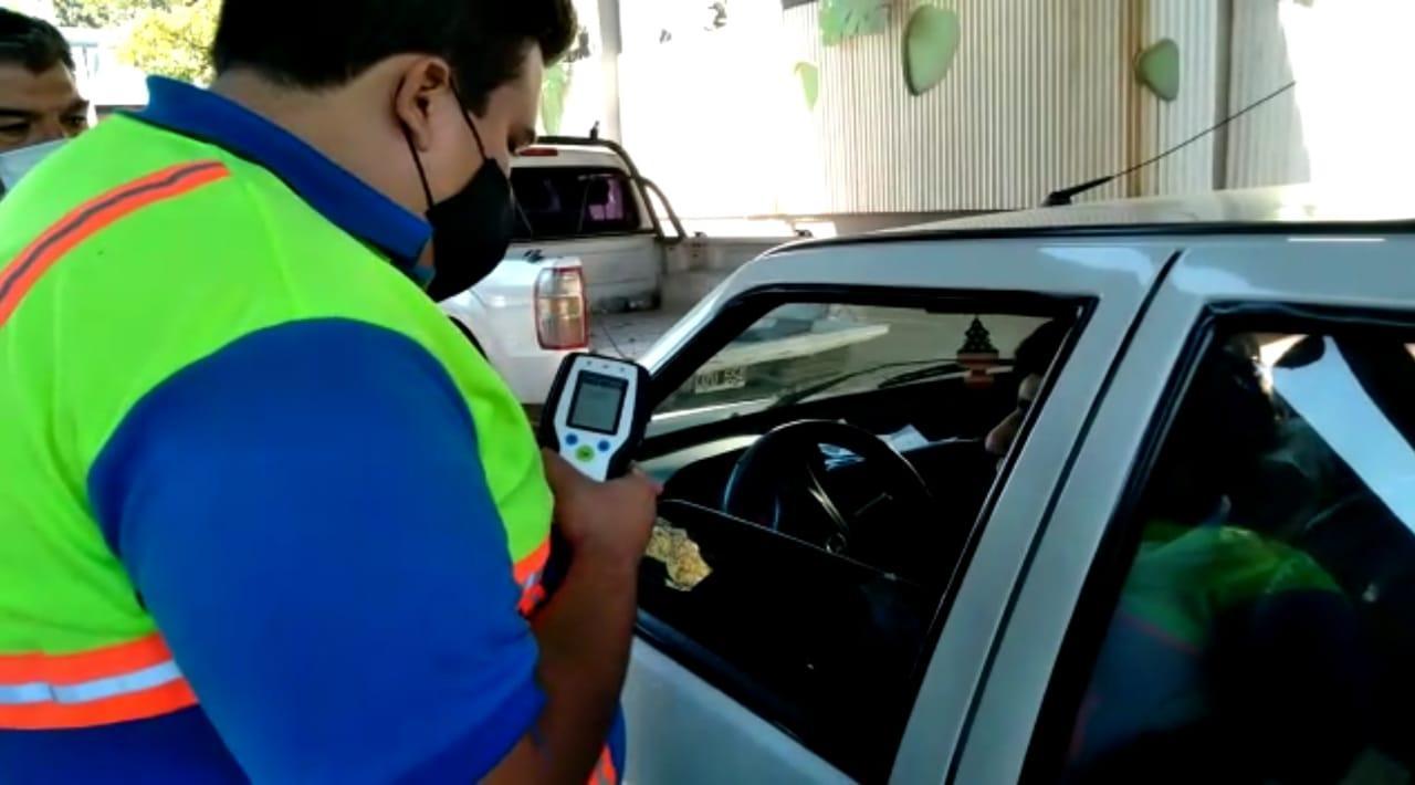 OPERATIVO. Agentes municipales efectúan testeos de alcoholemia a conductores en San Miguel de Tucumán. Foto de Archivo