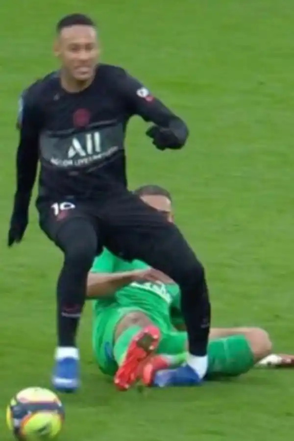 ¡QUÉ DOLOR! Neymar tuvo que dejar la cancha después de esta falta que le dobló el tobillo izquierdo.