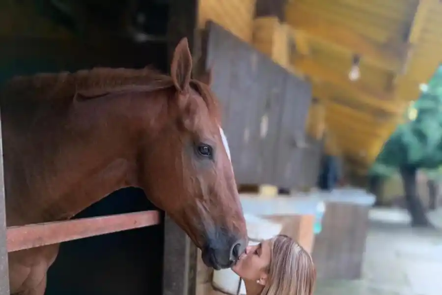 MUESTRA DE AFECTO. Camila García le regala un beso a su caballo Teenek, uno de los candidatos a ganar el Gran Premio “Batalla de Tucumán”.
