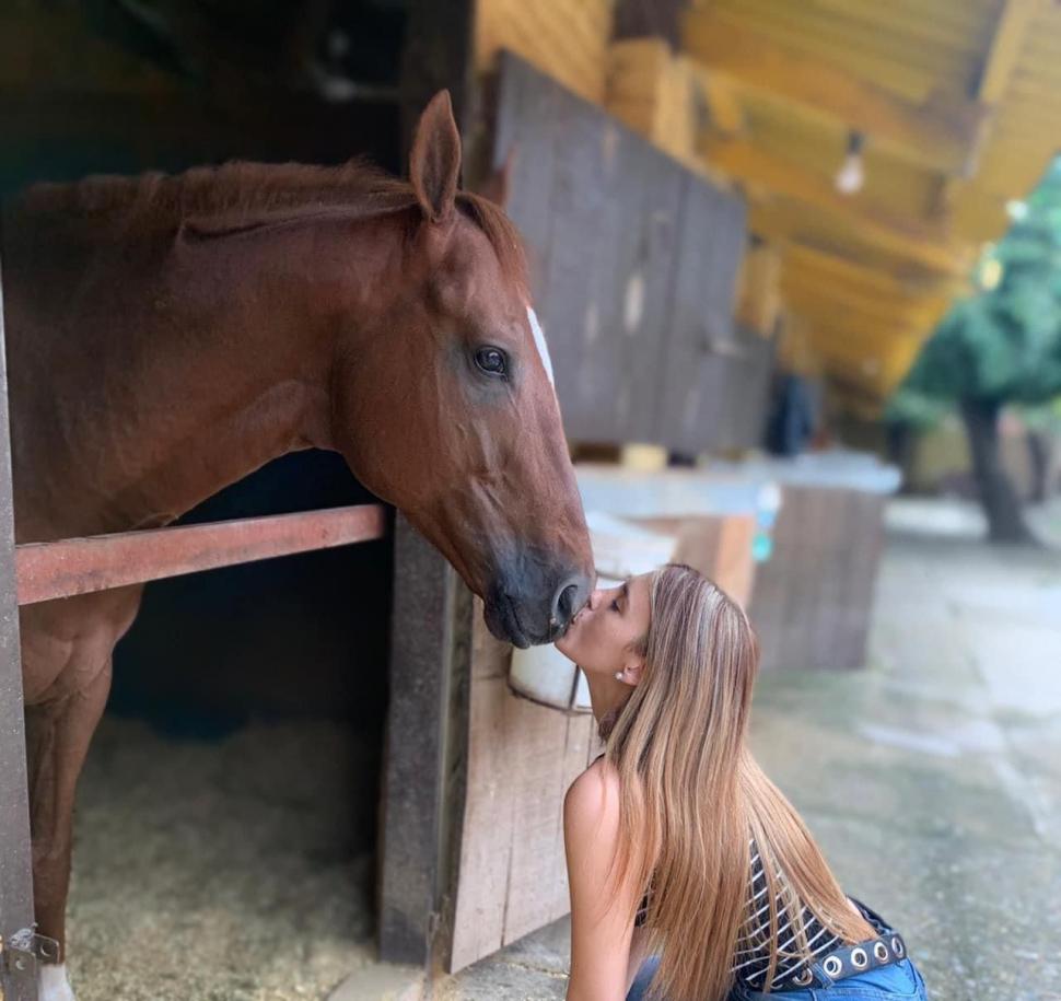 MUESTRA DE AFECTO. Camila García le regala un beso a su caballo Teenek, uno de los candidatos a ganar el Gran Premio “Batalla de Tucumán”.