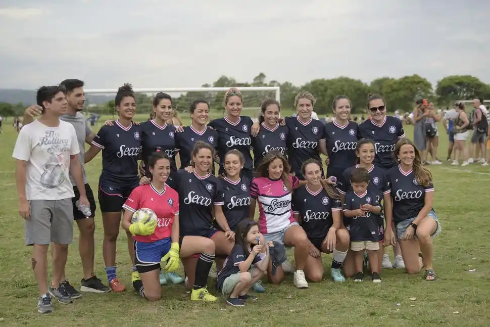 LAS PRO FELICES. (Arriba) La foto de las campeonas de Oro. (Derecha) Pollano y Pérez de Nucci festejan abrazadas  