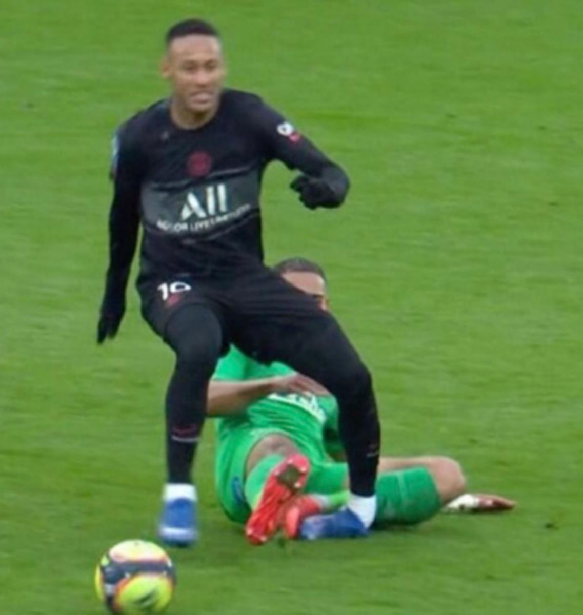 ¡QUÉ DOLOR! Neymar tuvo que dejar la cancha después de esta falta que le dobló el tobillo izquierdo.