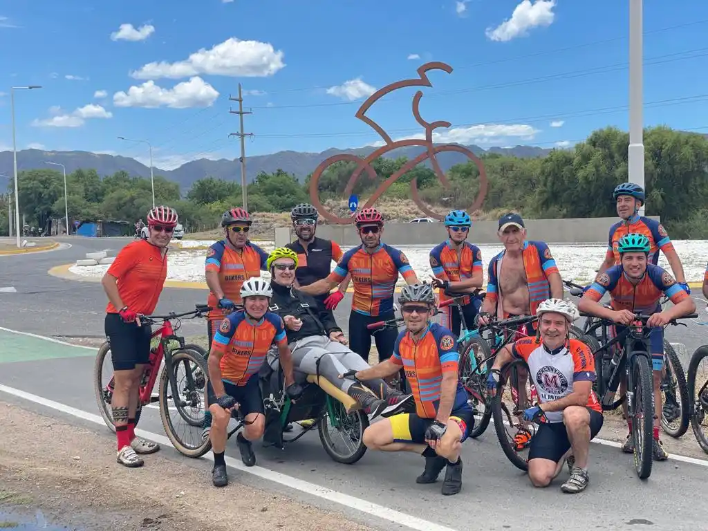 Tuvo un accidente en el Trasmontaña, quedó cuadripléjico y sus amigos le dieron una enorme sorpresa