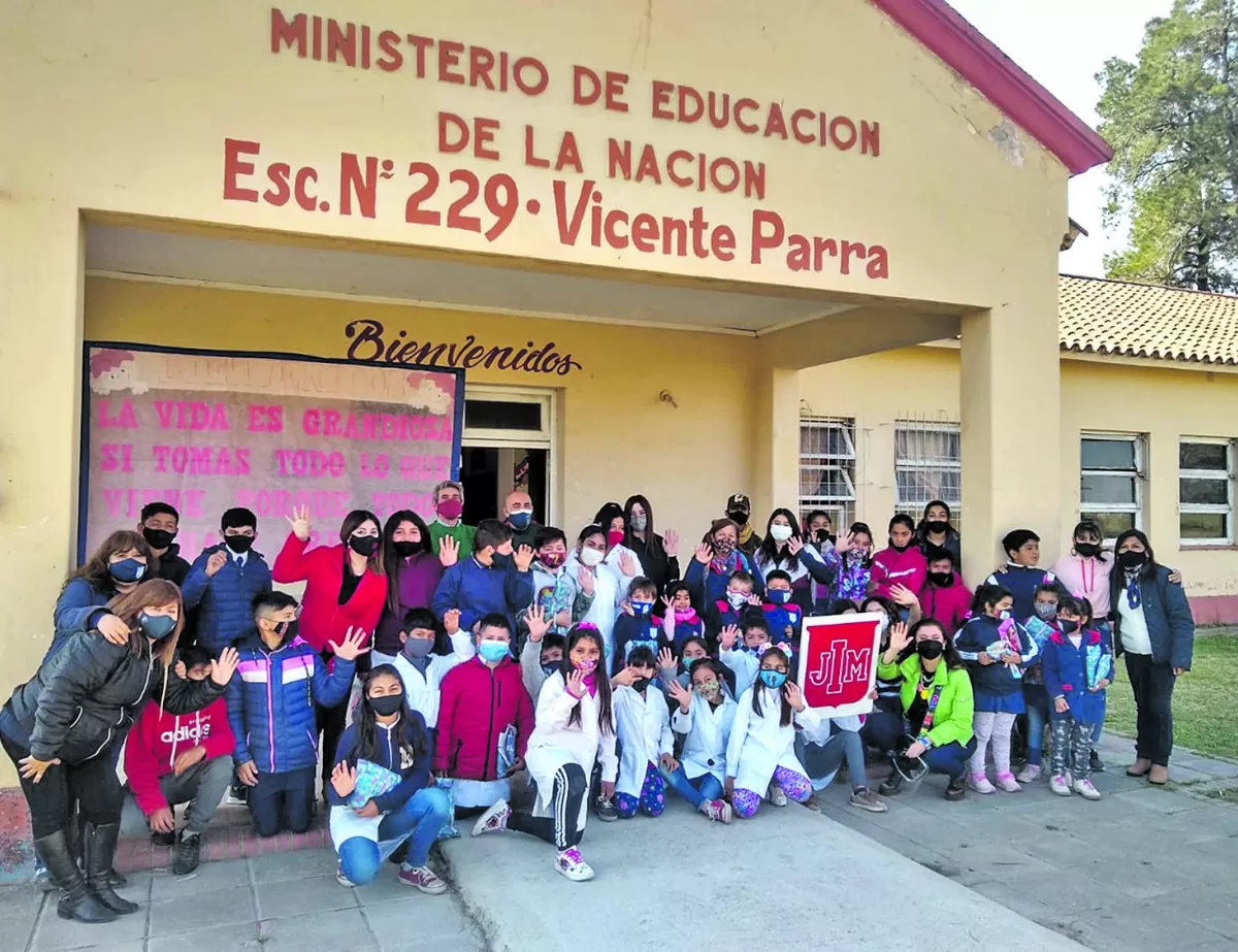 INTEGRACIÓN. Alumnos de la escuela de Puma Pozo junto con jóvenes del instituto JIM en una jornada.
